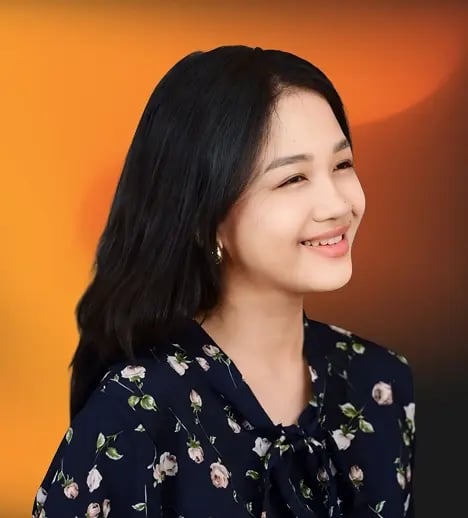 Headshot_Kristine