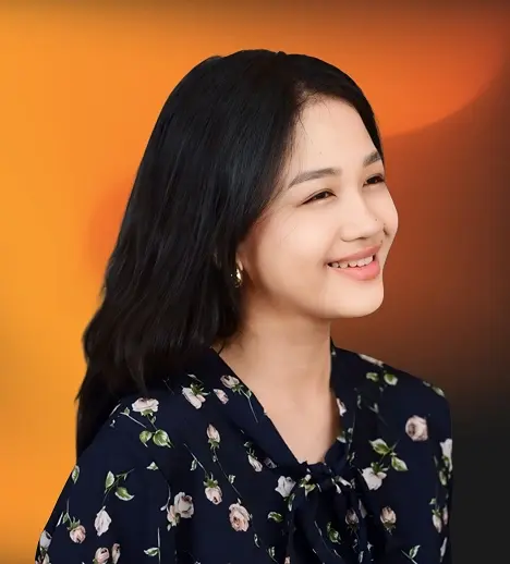 Headshot_Kristine